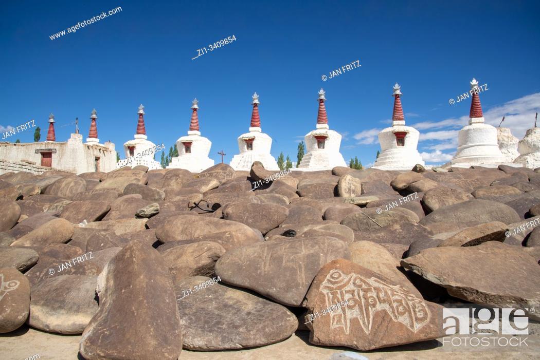 Photo de stock: stupas and stones with 'om-mani-padme-hum' at Thiksey monastery in Ladakh, India.