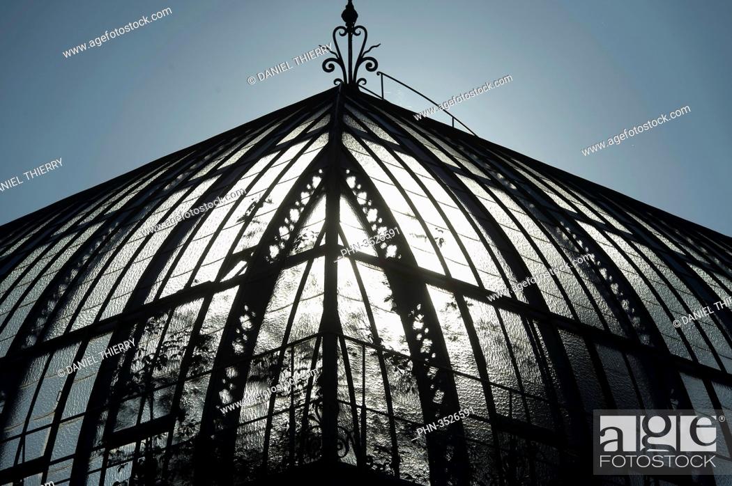 Photo de stock: Paris 16th district. Garden of the greenhouses of Auteuil. Detail of the great greenhouse.