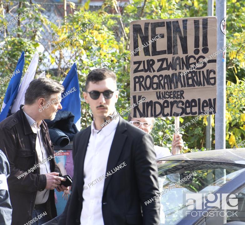 Photo de stock: 29 October 2022, Berlin: Supporters and members of the Junge Alternative, the Afd party's offspring organization, protest in Schöneberg against the opening of a.