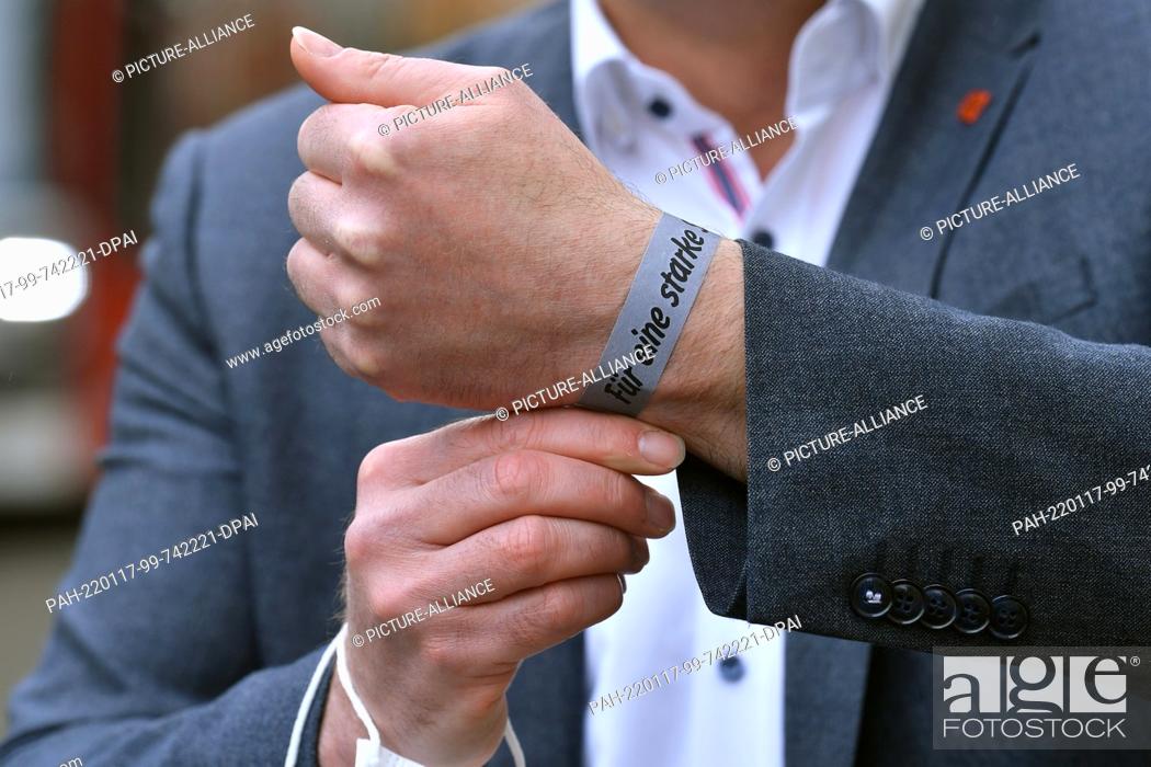 Photo de stock: 17 January 2022, Thuringia, Erfurt: Andreas Bausewein (SPD), Mayor of Erfurt, presents the design for a 2G wristband. Starting next Monday (24.01.