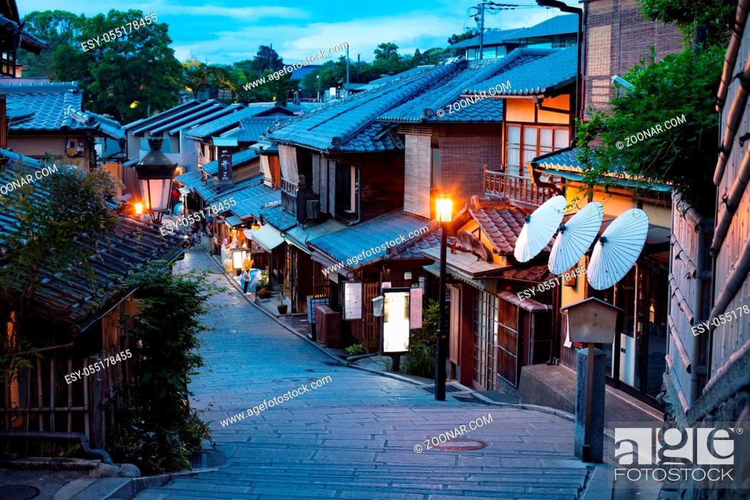 Imagen: Beautiful traditional streetscape at dusk in Higashiyama district in Kyoto, Japan.