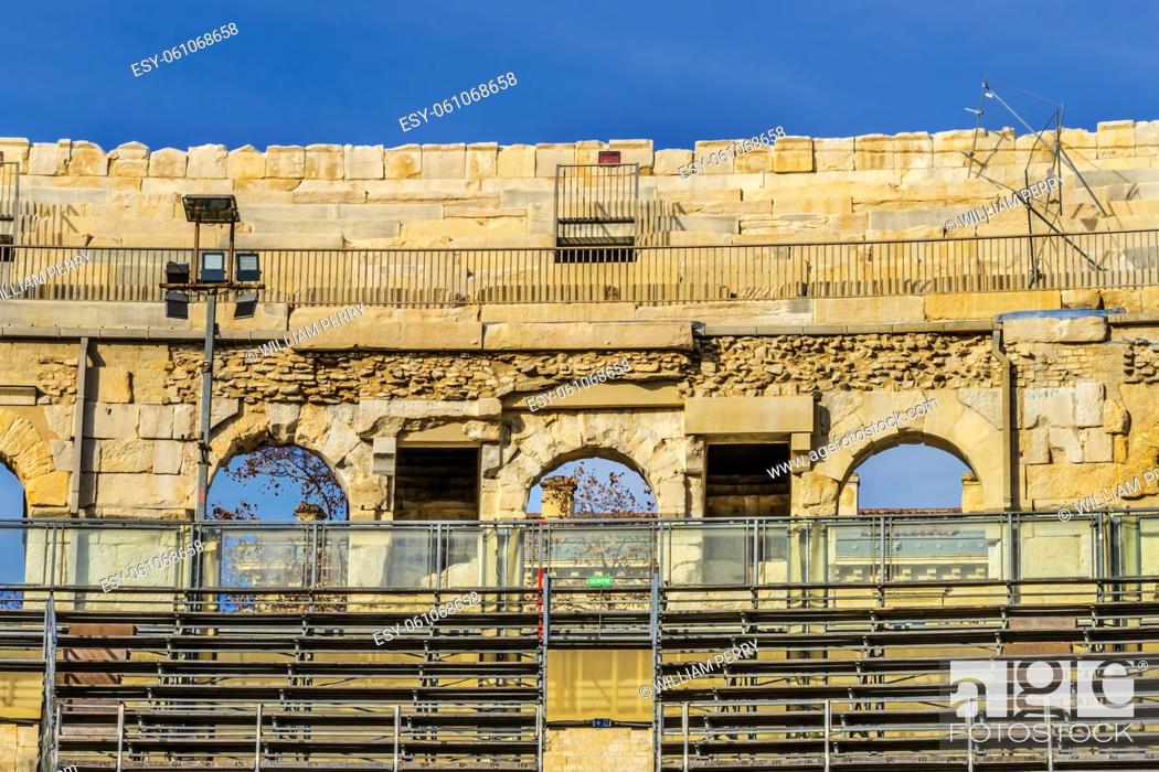 Imagen: Ancient Classical Roman Amphitheatre Arena Nimes Gard France. Built in 70 AD Used now for bull fights and sports events.