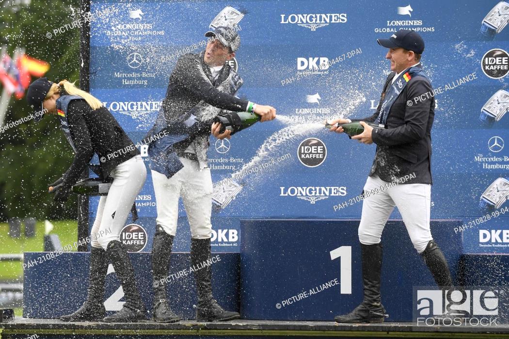 Stock Photo: 28 August 2021, Hamburg: Equestrian sport/jumping: Global Champions Tour, Grand Prix, Jumping competition with jump-off. Champagne shower after the award.