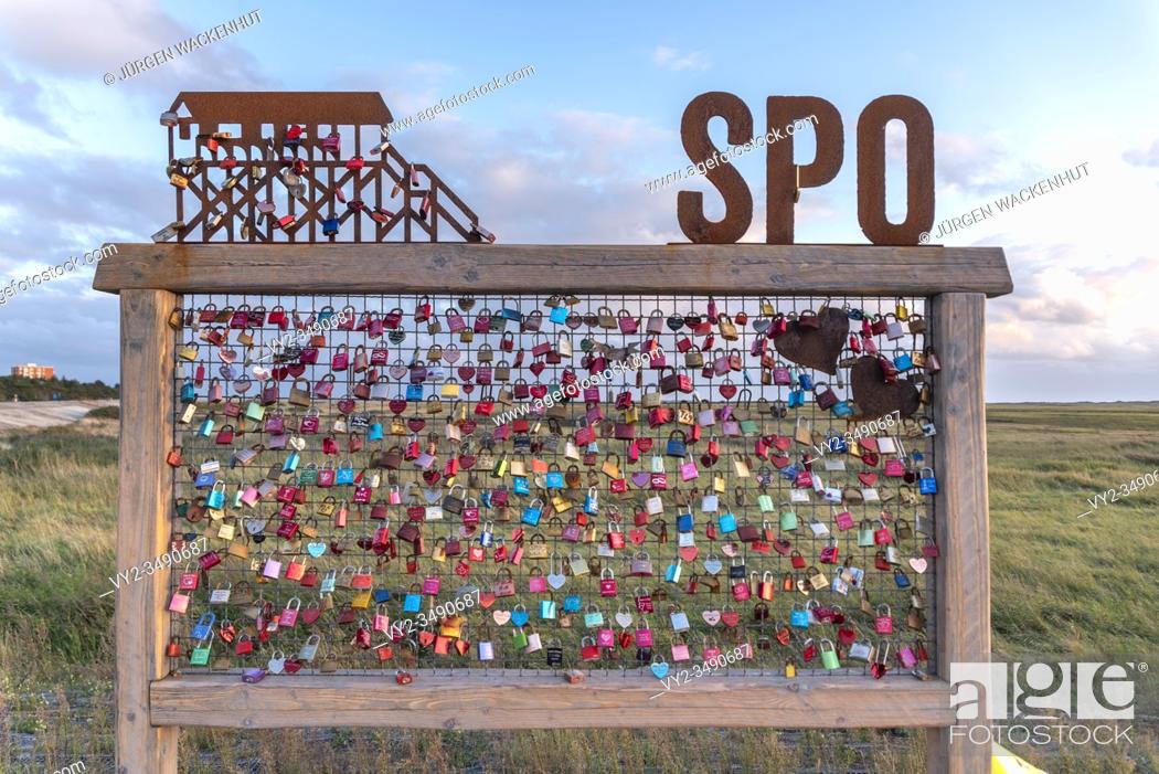 Imagen: Installation for attaching love locks, Sankt Peter-Ording, North Sea, Schleswig-Holstein, Germany, Europe.