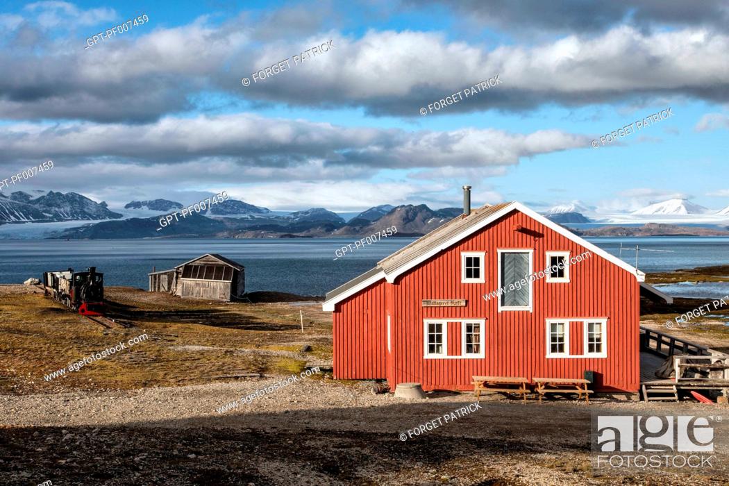Stock Photo: COLORFUL WOODEN HOUSE IN THE FORMER COAL MINING TOWN OF NY ALESUND, THE NORTHERNMOST COMMUNITY IN THE WORLD (78 56N), SPITZBERG, SVALBARD, ARCTIC OCEAN, NORWAY.