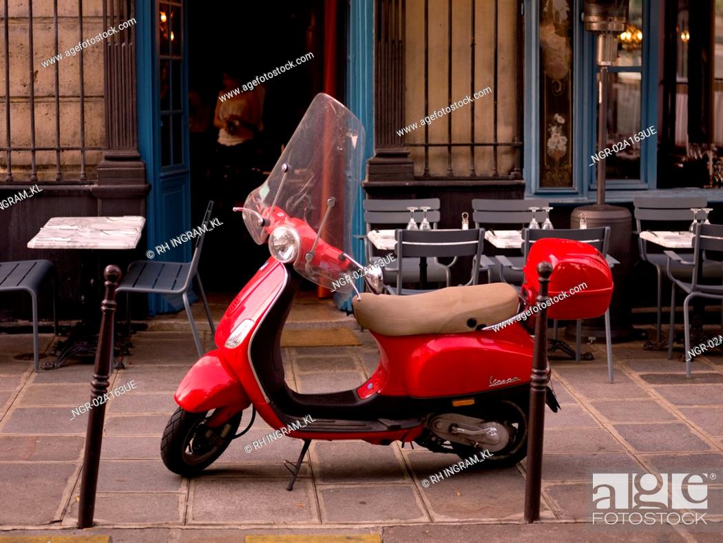 redaktionelle Børns dag Middelhavet A Red scooter in front of caf? in Paris, France, Stock Photo, Picture And  Royalty Free Image. Pic. NGR-02A163UE | agefotostock