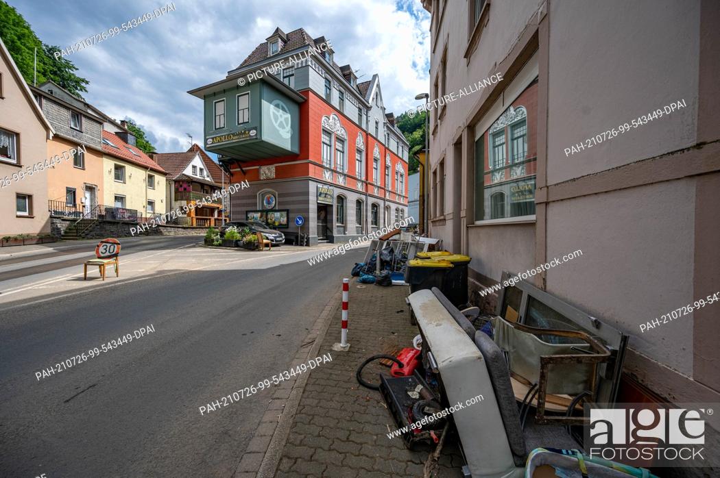 Stock Photo: 26 July 2021, North Rhine-Westphalia, Altena: A traffic sign indicating a 30 km/h zone has been attached to a chair standing in the street.