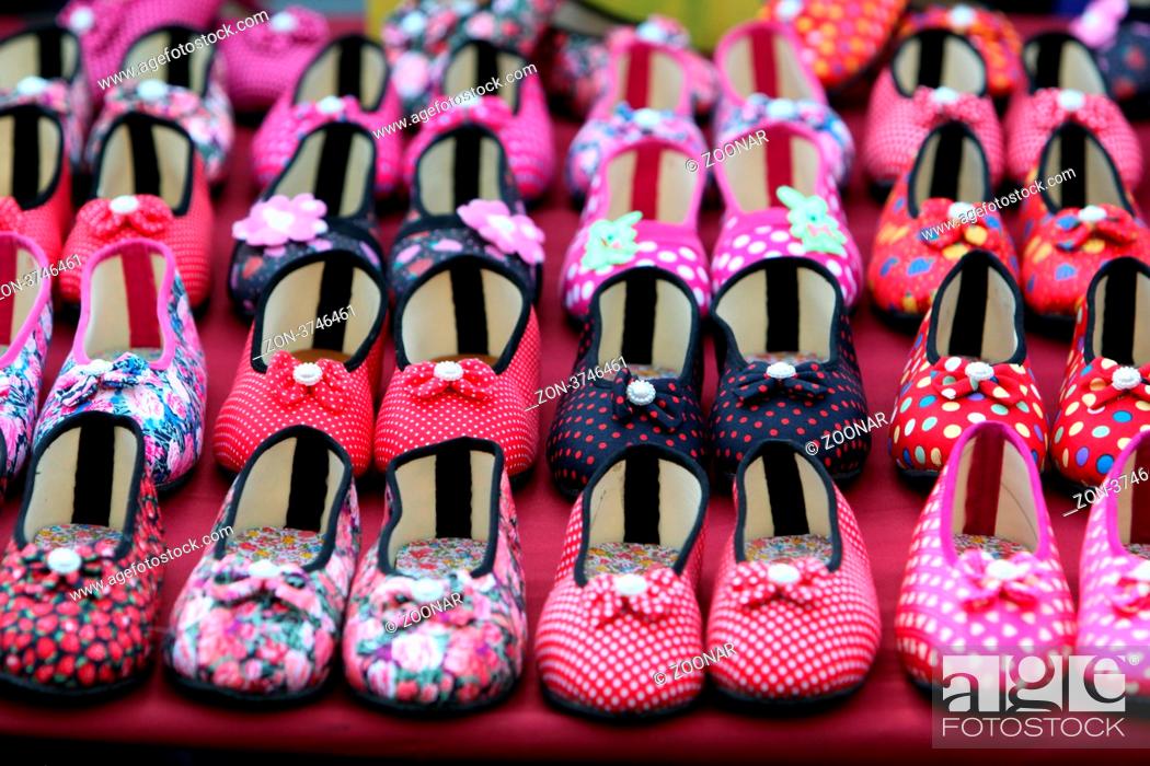 Stock Photo: Farbige Schuhe auf dem Markt beim Bun Bang Fai oder Rocket Festival in Yasothon im Isan im Nordosten von Thailand.
