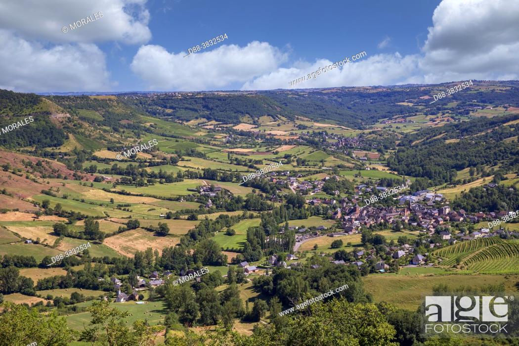 Stock Photo: France, Occitanie Region, Aveyron (department 12), agricultural region around the village of Clairvaux d'Aveyron, from a hill.