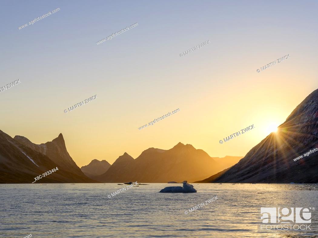 Photo de stock: Sunset in the Ikateq Fjord. Ammassalik area in East Greenland. North America, Greenland, Danish Territorrry.