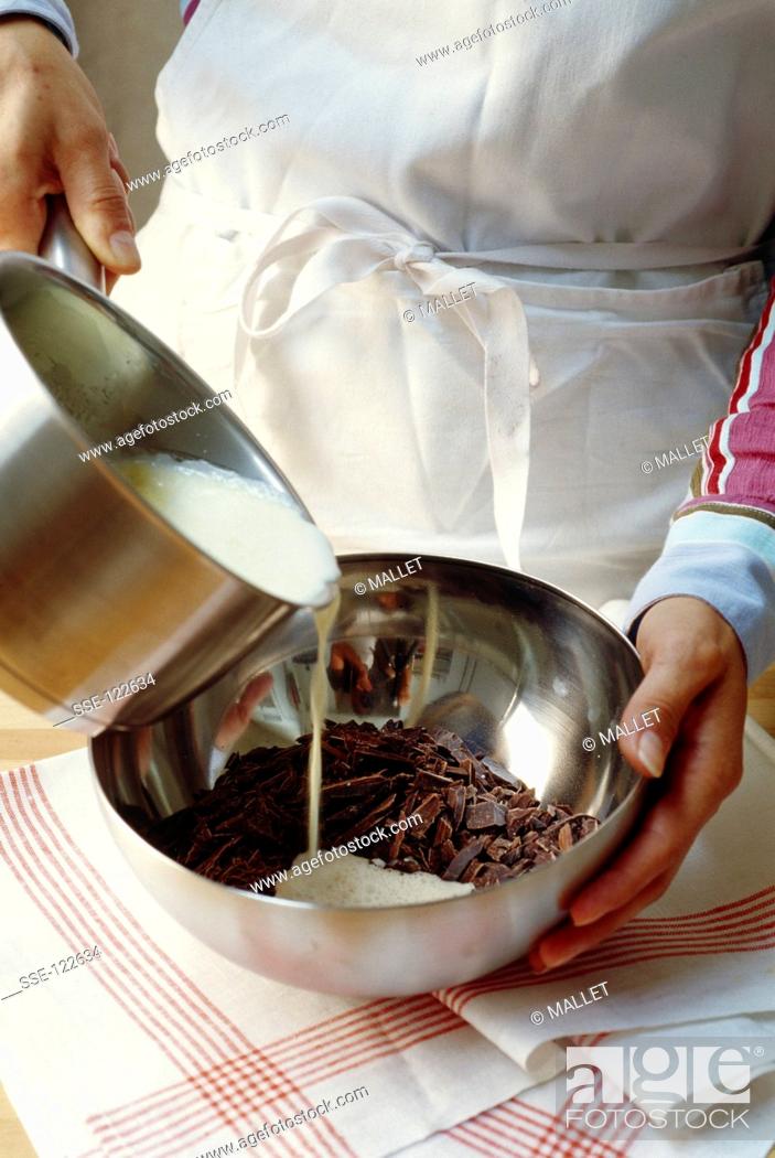 Imagen: Preparing chocolate Ganache.