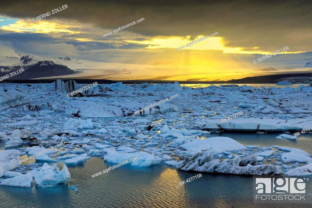 Stock Photo: Evening mood at the Jökulsárlón glacier lagoon, icebergs floating behind the Vatnajökull glacier, Southern Region, Iceland.