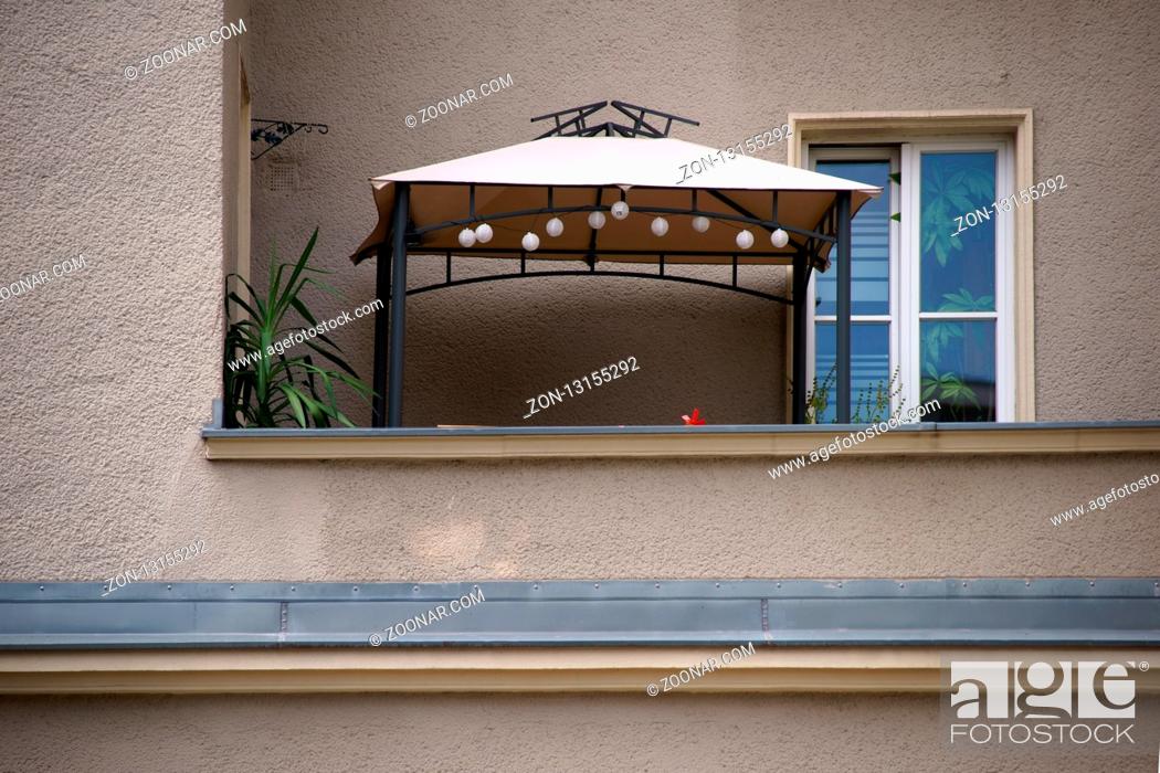 Stock Photo: Der Balkon eines Mehrfamilienhauses mit einem Unterstand aus Zeltplane.