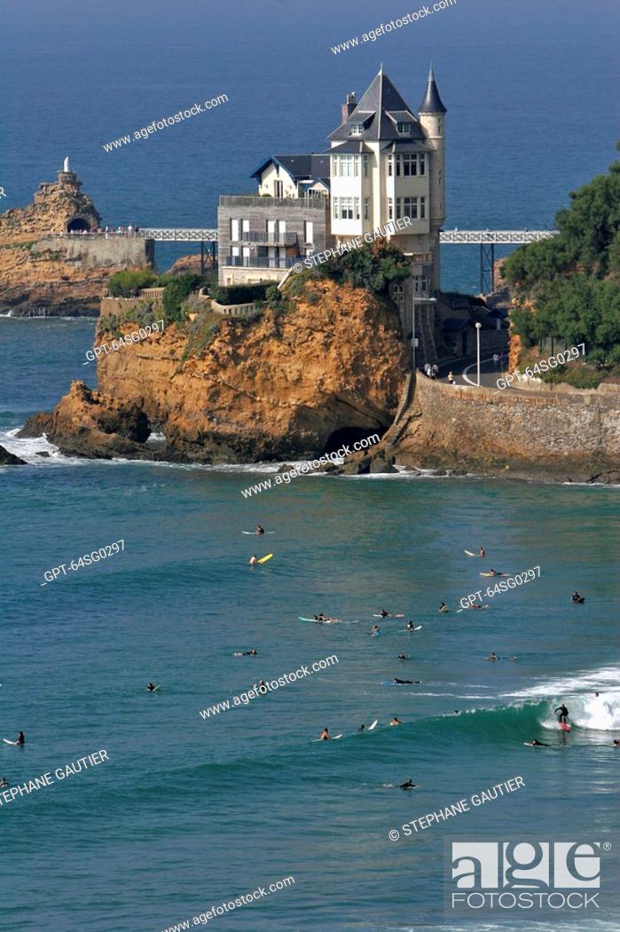 Stock Photo: SURFERS, COTE DES BASQUES BEACH, BIARRITZ, BASQUE COUNTRY, BASQUE COAST, BIARRITZ, PYRENEES-ATLANTIQUE 64, FRANCE.