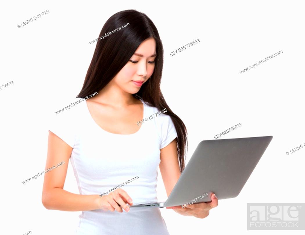Imagen: Young woman use of the laptop computer.