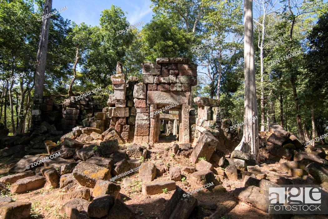 Imagen: the Khmer Temples of Koh Ker east of the Town of Srayong west of the city Preah Vihear in Northwaest Cambodia. Cambodia, Sra Em, November, 2017,.