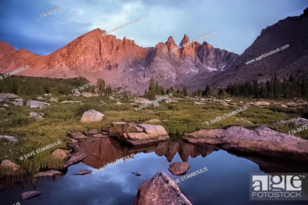 Photo de stock: Evening light on the breathtaking Cirque of Towers, seen from Shadow Lake, Wind River Range, Wyoming, USA.