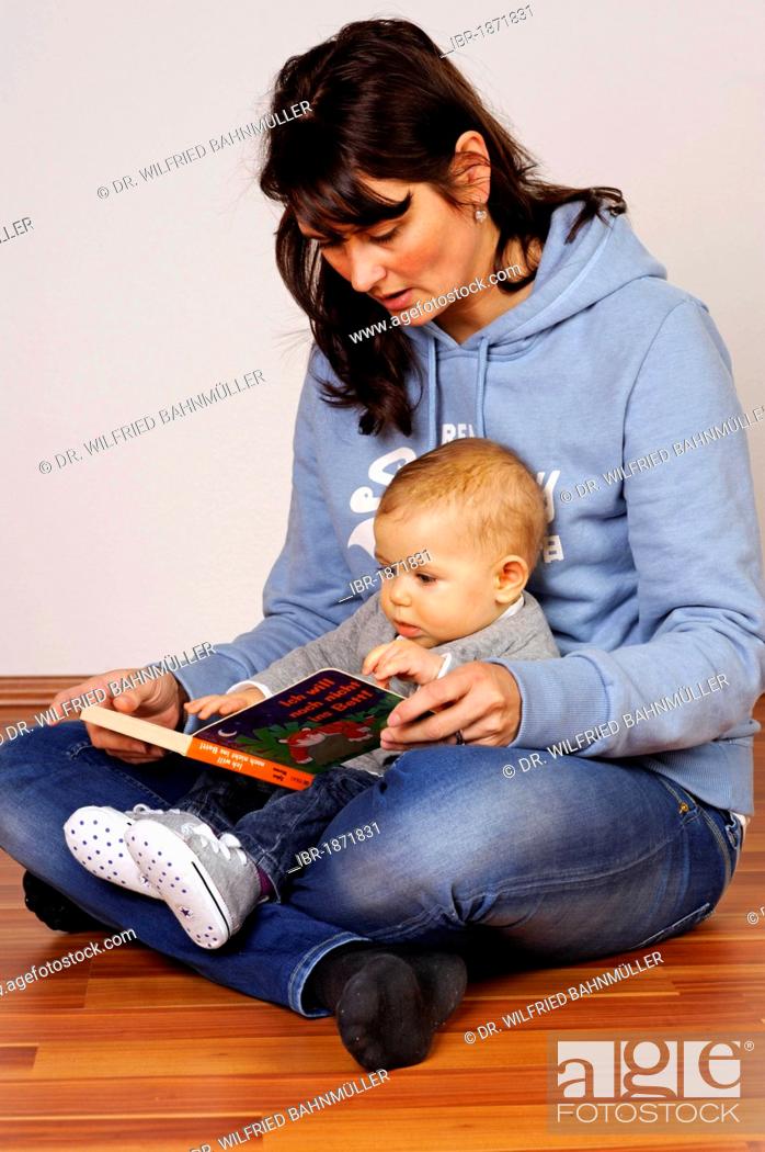 Imagen: Mother is reading to her small daughter.