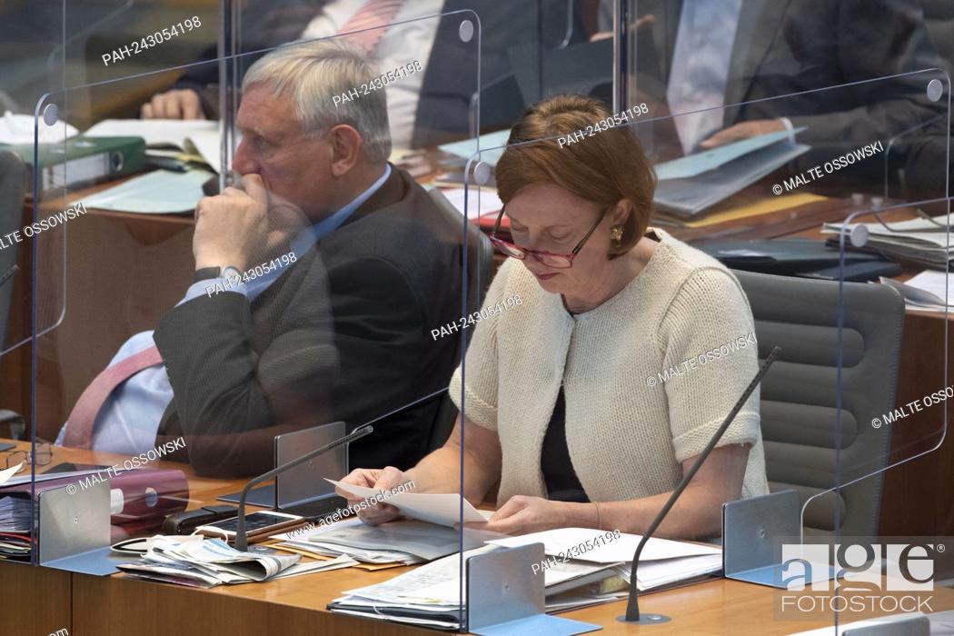 Stock Photo: left to right Karl-Josef LAUMANN, CDU, Minister of Labor, Health and Social Affairs of the State of North Rhine-Westphalia, and Yvonne GEBAUER, FDP.