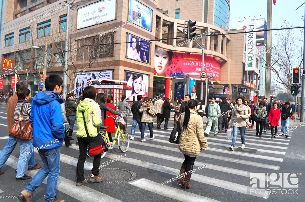 Stock Photo: Shanghai (China): pedestrians crossing Middle Huai Hai Road.