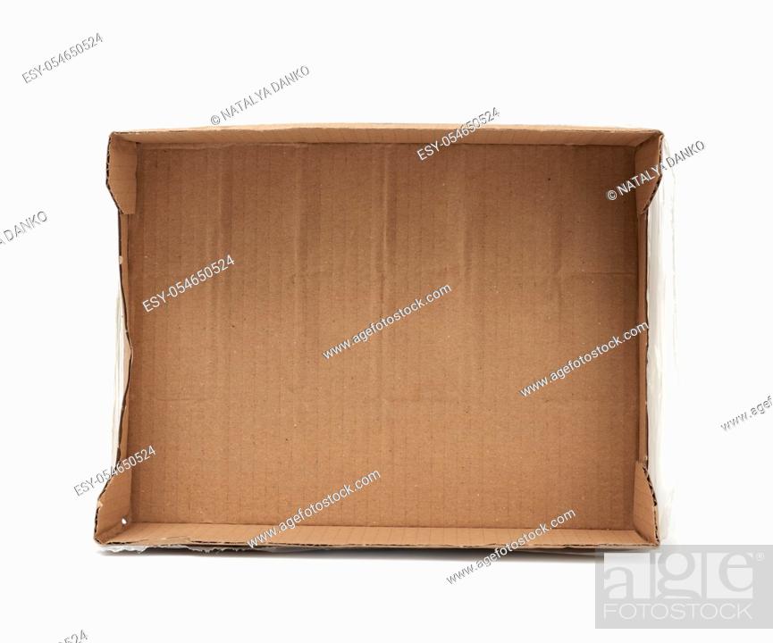 Imagen: empty rectangular box of brown cardboard paper with transparent cellophane for transporting bottles isolated on a white background, top view.