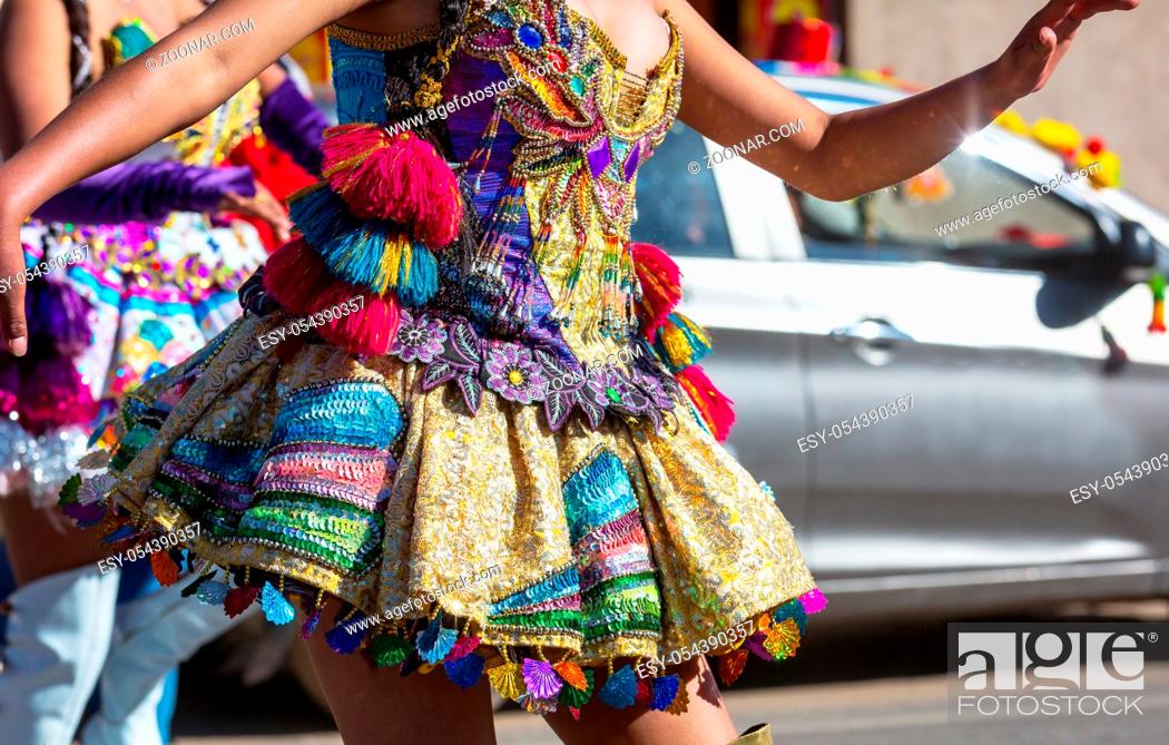 Imagen: Colorful decor on carnaval dressing in Peru, South America.