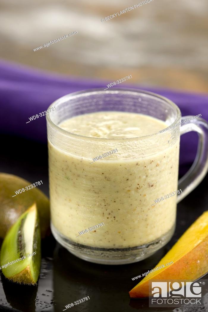 Stock Photo: batido de mango, kiwi, yogurt, leche de soja y miel.