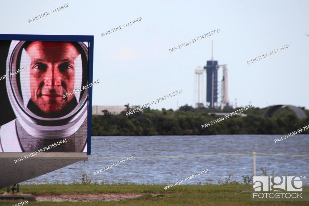 Stock Photo: 29 October 2021, US, Cape Canaveral: A video screen shows the faces of the four astronauts of Crew-3 with German Matthias Maurer in front of Launchpad 39A.