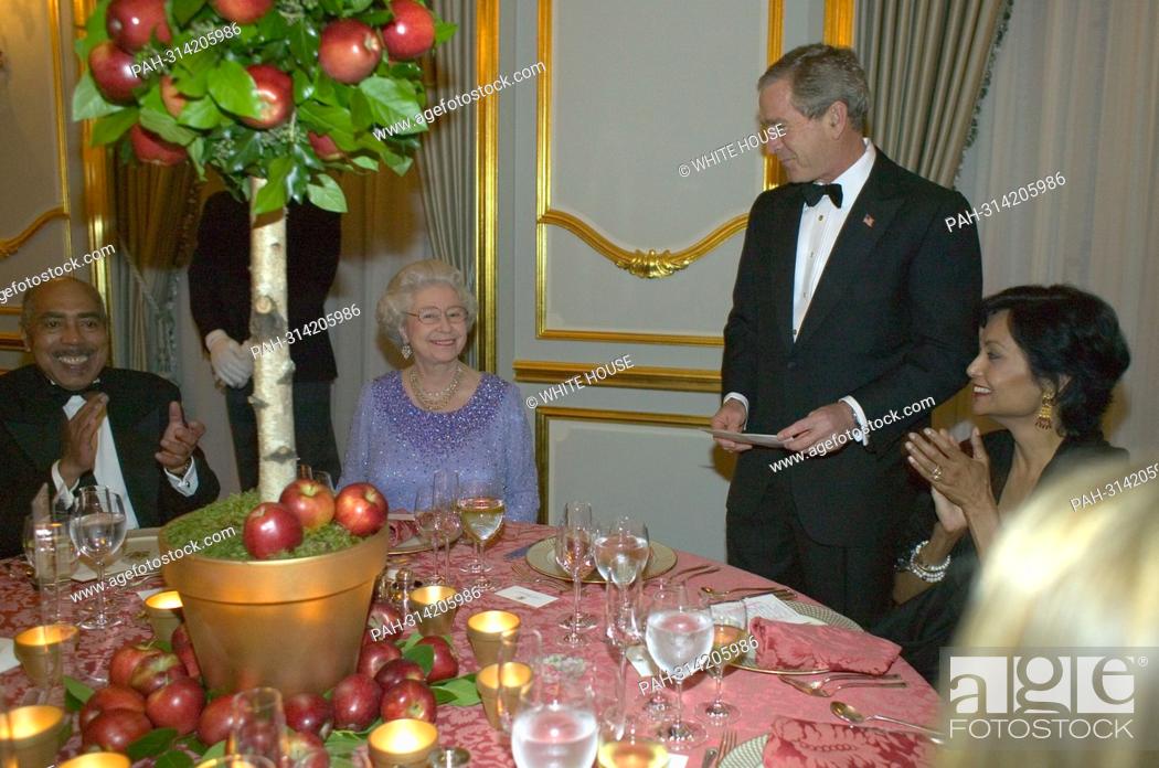 Imagen: United States President George W. Bush toasts Her Majesty Queen Elizabeth during a thank-you dinner at Winfield House, the U. S.