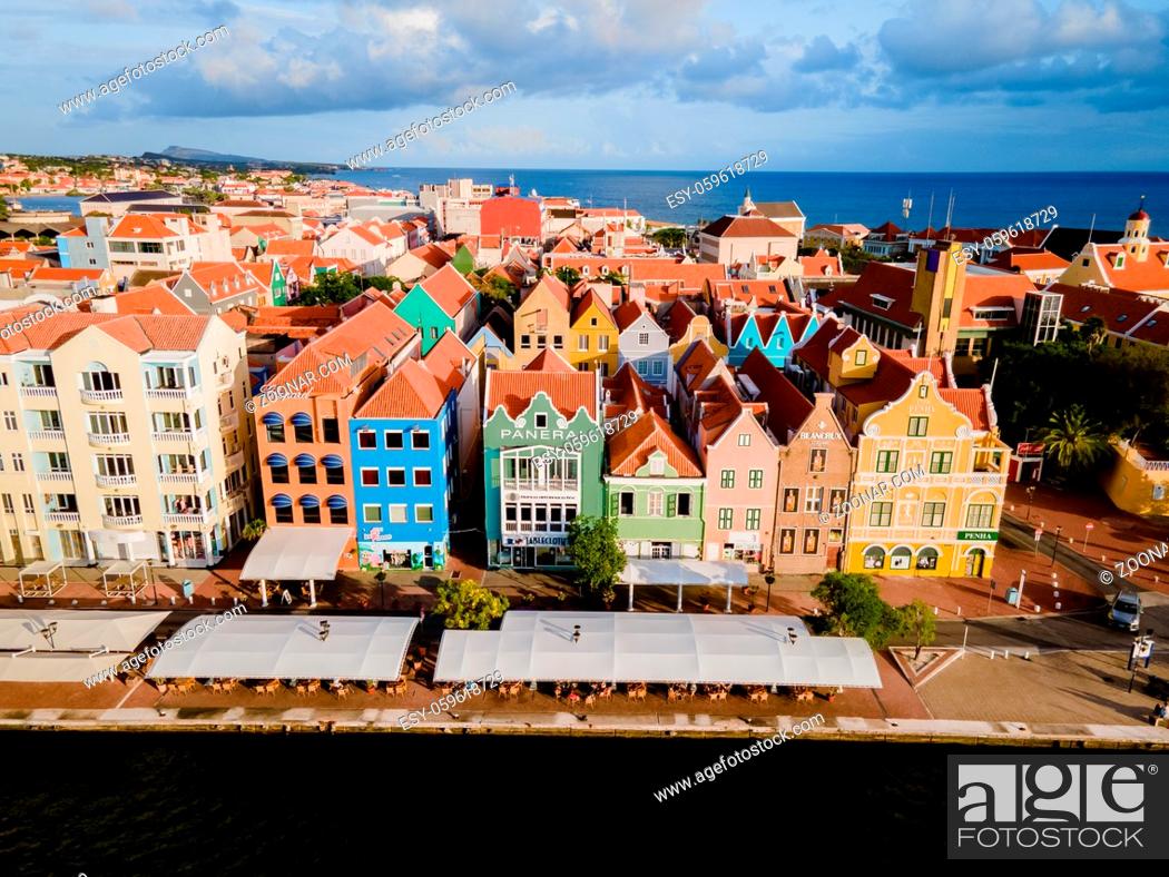 Imagen: Willemstad, Curacao March 2021. Dutch Antilles. Colorful Buildings attracting tourists from all over the world. Blue sky sunny day Curacao Willemstad.