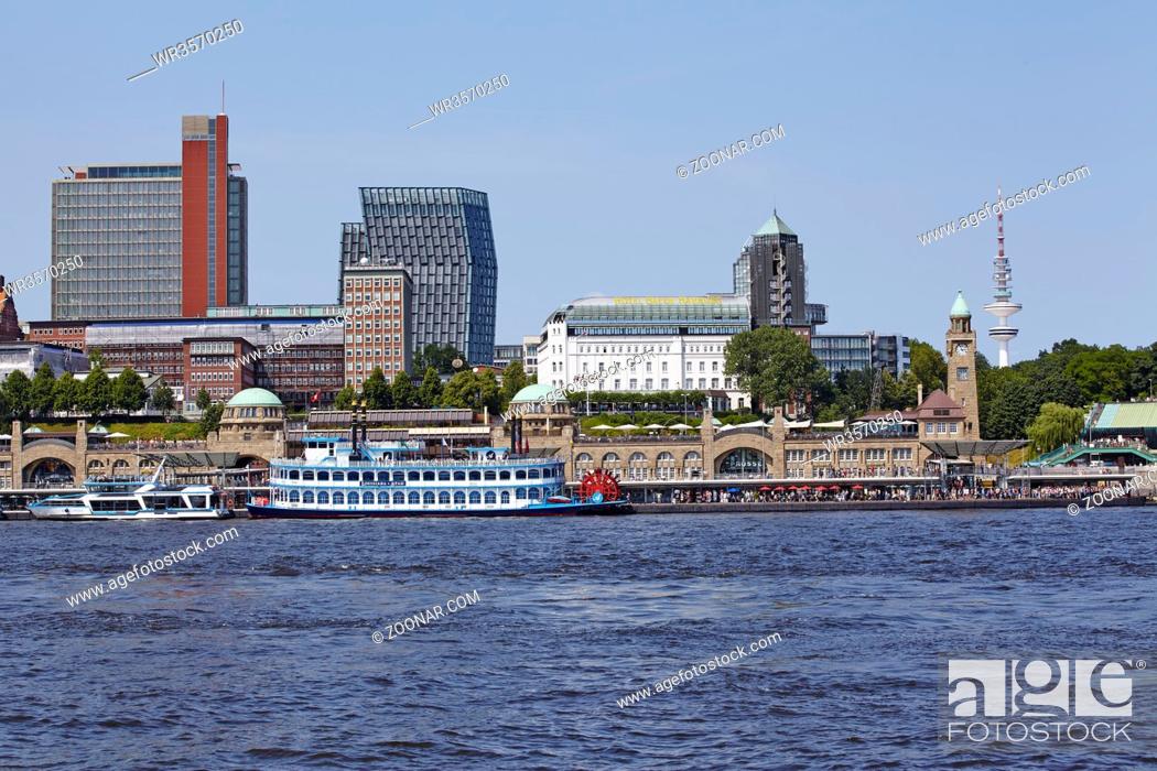Stock Photo: Die Landungsbrücken, das Hotel Hafen Hamburg und die Skyline Hamburgs von Elbufer gegenüber den Landungsbrücken.