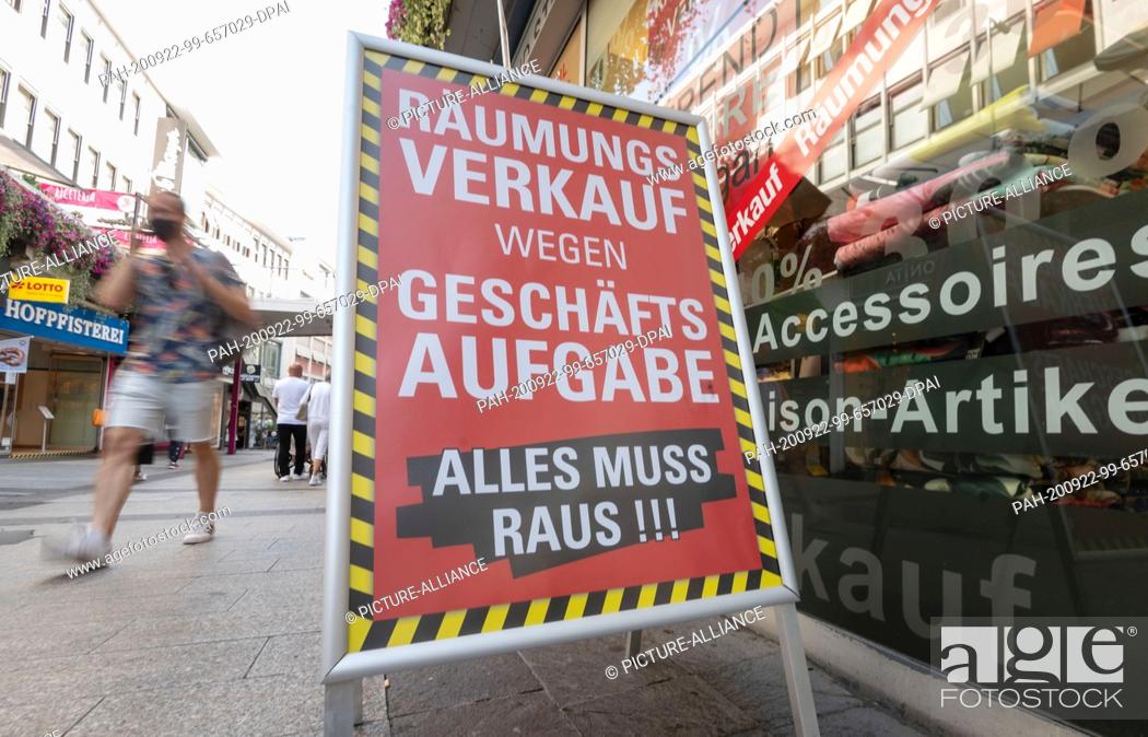 Stock Photo: 21 September 2020, Baden-Wuerttemberg, Stuttgart: A sign with the inscription ""Clearance sale due to discontinuation of business - Everything must go.