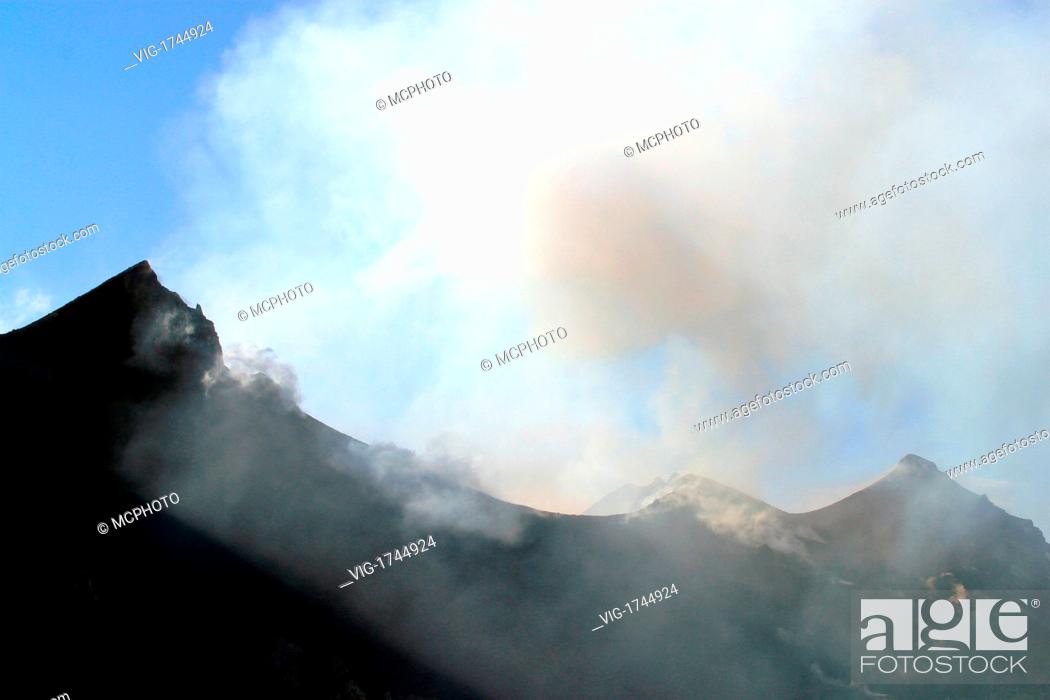 Stock Photo: Erupting Volcano, Stromboli, Italy. - Stromboli, Italien, 01/01/2006.