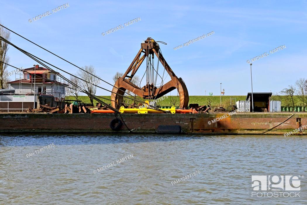Imagen: Big gripping tool fron a crane on the quay wall from the harbour Kaiserhafen I in Bremerhaven, 7 April 2019 | usage worldwide.