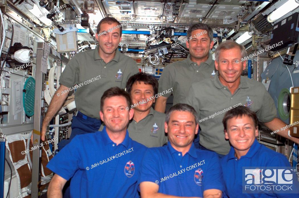 Photo de stock: The Expedition Five (front row) and STS-111 crews assemble for a group photo in the Destiny laboratory on the International Space Station (ISS).