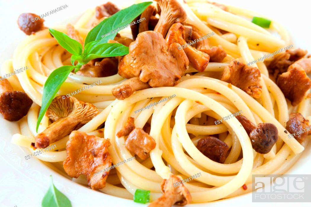 Stock Photo: Pasta with roasted wild mushrooms chanterelle, macro food.