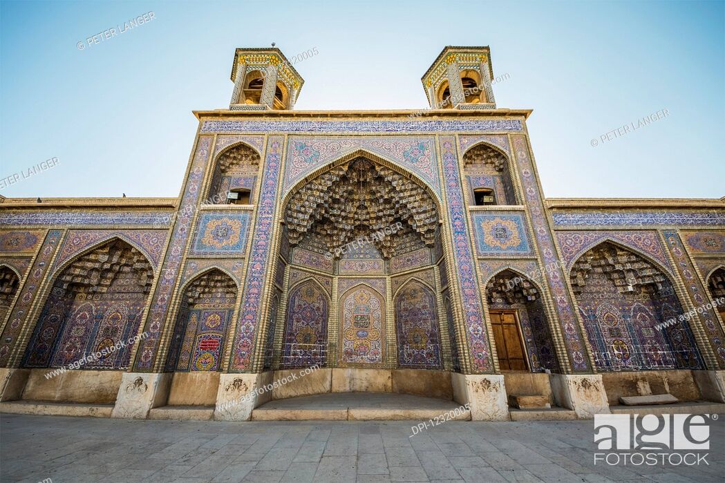 Imagen: Iwan decorated with Shirazi haft rangi tiles of the Nasir ol Molk Mosque; Shiraz, Fars Province, Iran.