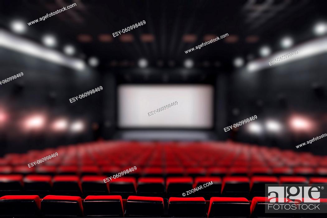 Imagen: Empty rows of red theater or movie seats.