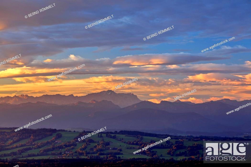 Photo de stock: Germany, Bavaria, Upper Bavaria, Pfaffenwinkel, Hohenpeißenberg, view of the Hohenpeißenberg on Zugspitze and Ammergauer alps.