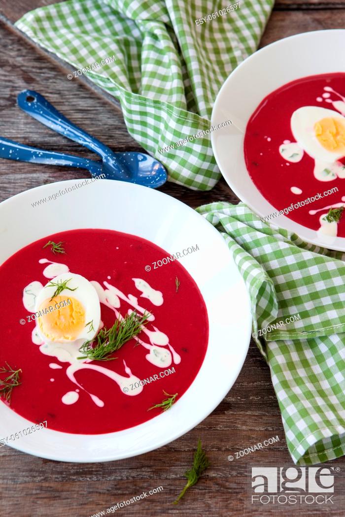 Stock Photo: Hausgemachte Rote-Beete-Suppe mit Dill und Creme fraiche.