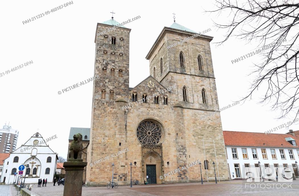 Stock Photo: PRODUCTION - 17 December 2021, Lower Saxony, Osnabrück: View of the Catholic cathedral Osnabrück. A nativity scene with 46 figures stands in the house of God.