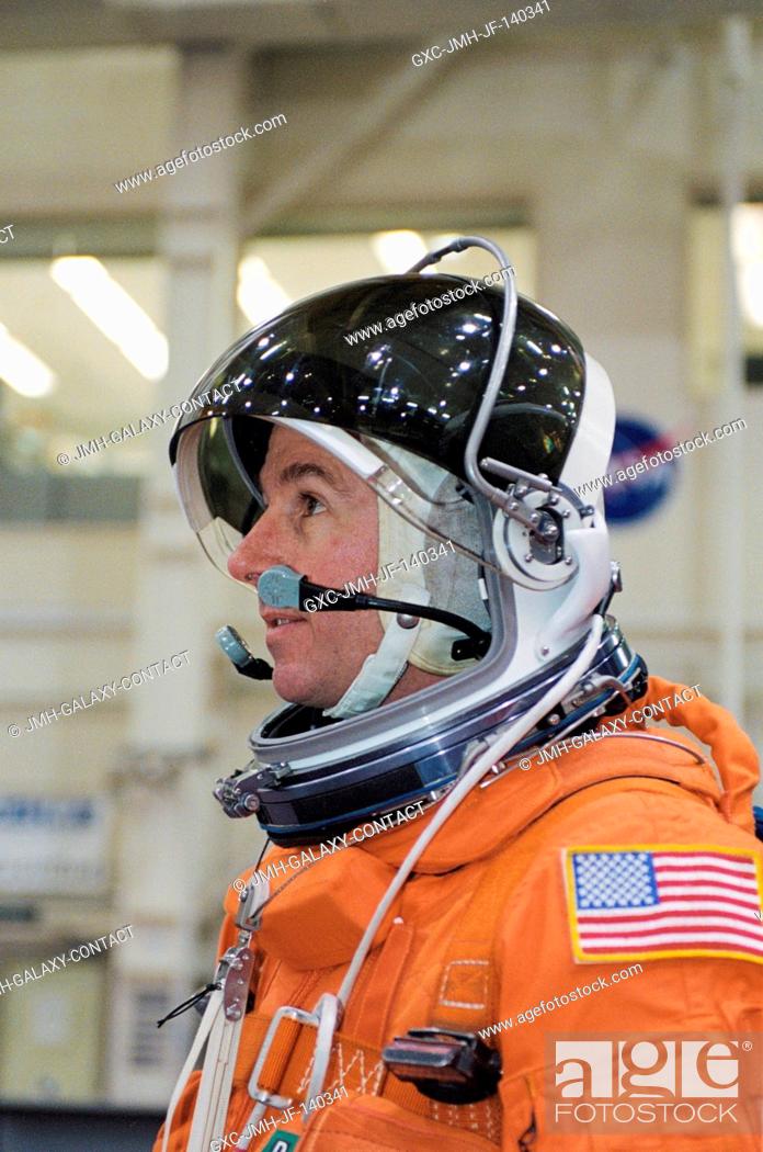 Imagen: Astronaut Stephen K. Robinson, STS-114 mission specialist, attired in a training version of the shuttle launch and entry suit.