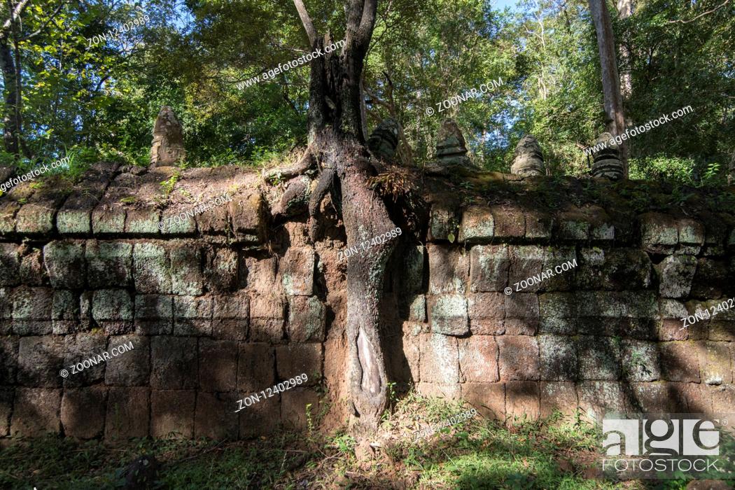 Imagen: the Khmer Temples of Koh Ker east of the Town of Srayong west of the city Preah Vihear in Northwaest Cambodia. Cambodia, Sra Em, November, 2017,.