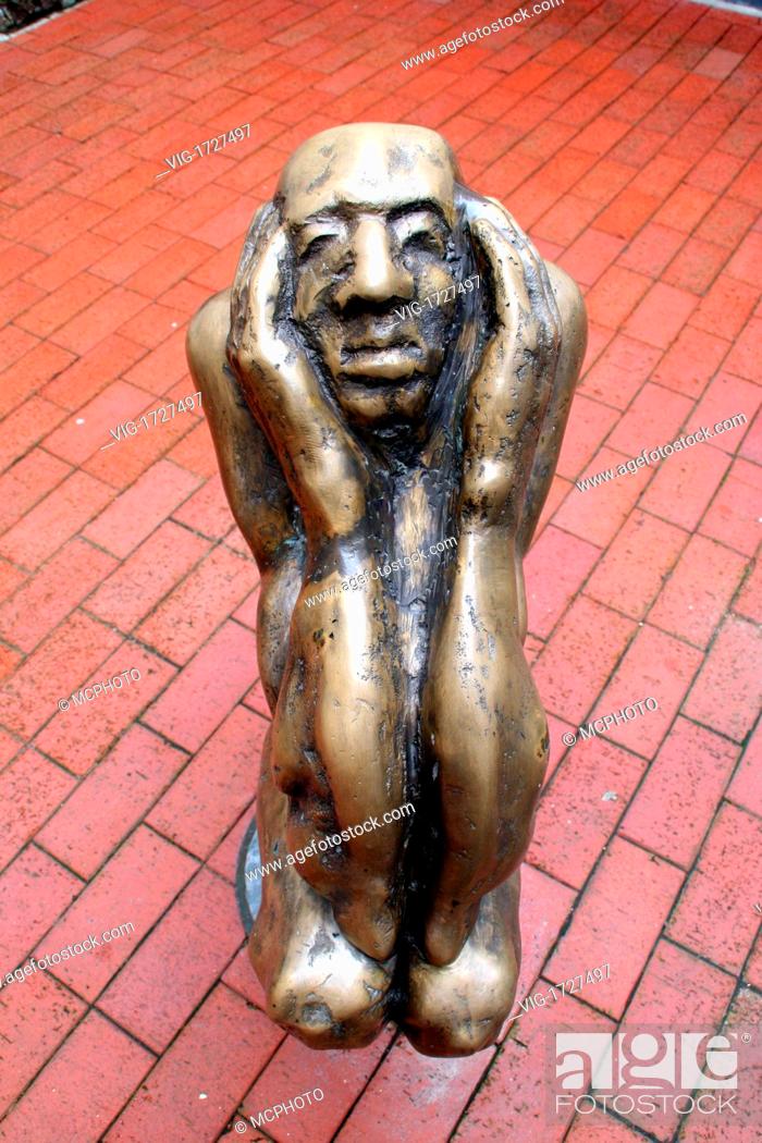Stock Photo: Sculpture anxious man - 01/01/2009.