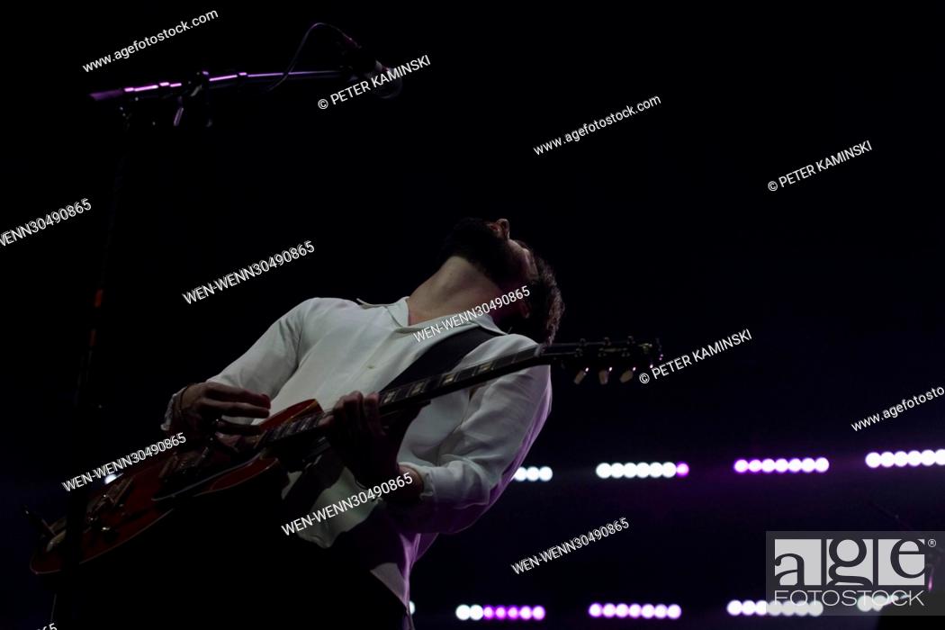 Imagen: Liam Fray of The Courteeners as the band perform live onstage at the SSE Hydro at the SECC in Glasgow.  KAMINSKI PHOTO Must credit photo to Peter Kaminski FEE.