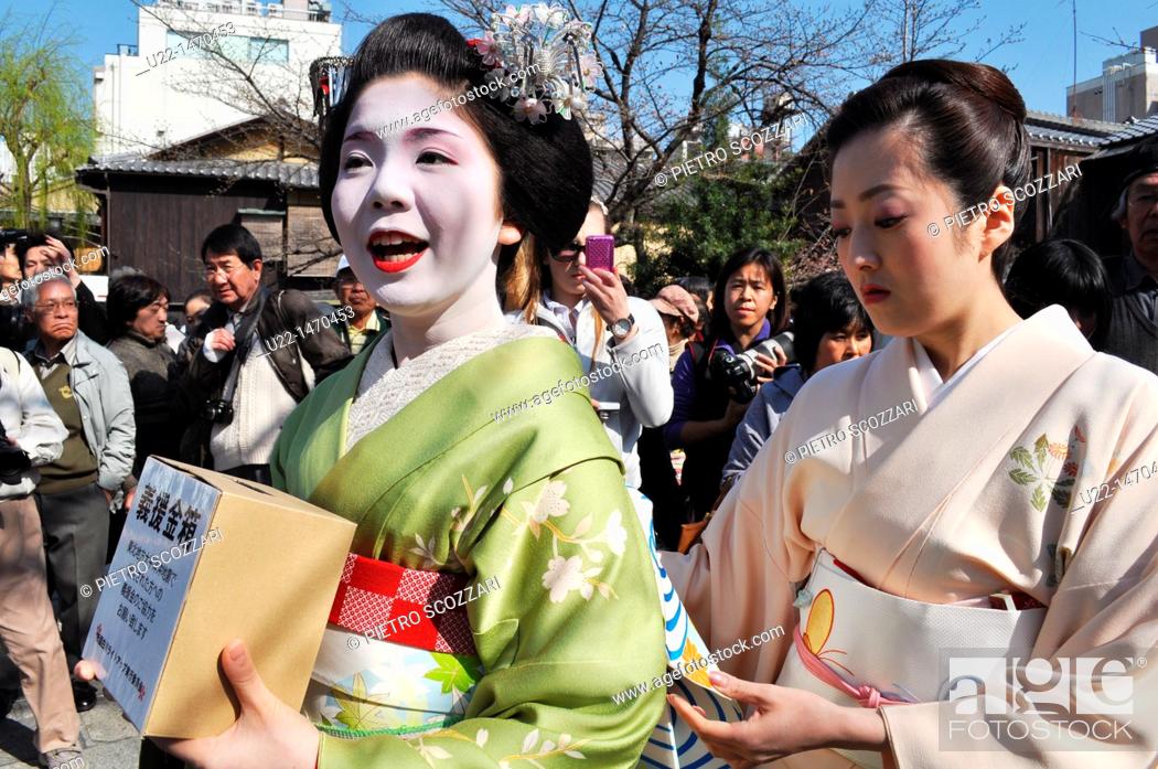 Stock Photo: Kyoto (Japan): maiko (apprentice geisha) during the Sakura, along Shinbashi-dori in Gion, collecting money for the 2011 tsunami victims.