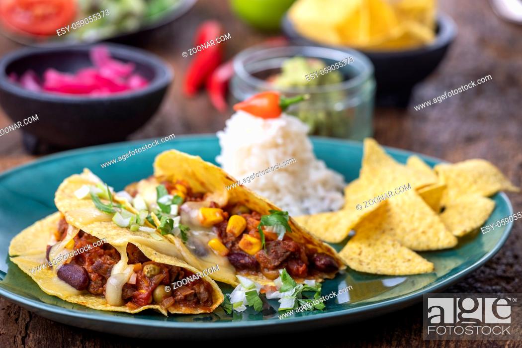 Stock Photo: mexikanische Tacos mit Reis auf Holz.