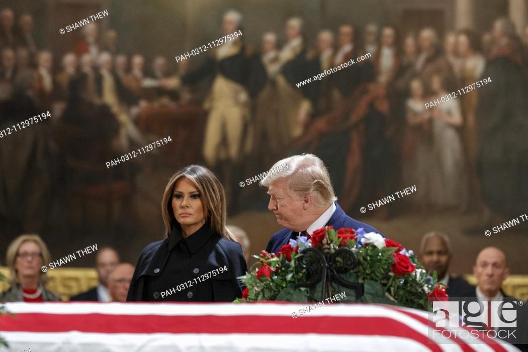 Photo de stock: US President Donald J. Trump and First Lady Melania Trump take a moment of silence at the casket containing the body of former US President George H.W.