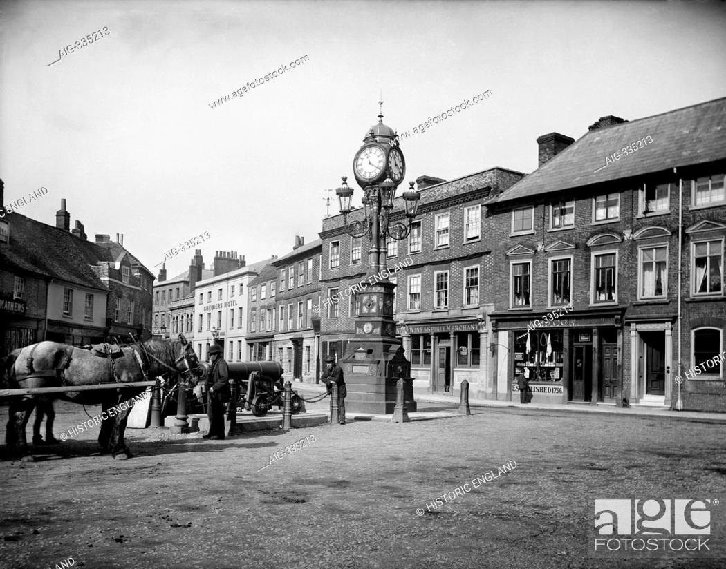 Stock Photo: NEWBURY, Berkshire. The clock that commemorates the Golden Jubilee of Queen Victoria (1887) stands at the three-way junction of the London and Bath roads in the.