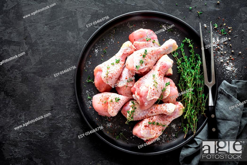 Imagen: Raw marinated chicken meat, chicken legs.